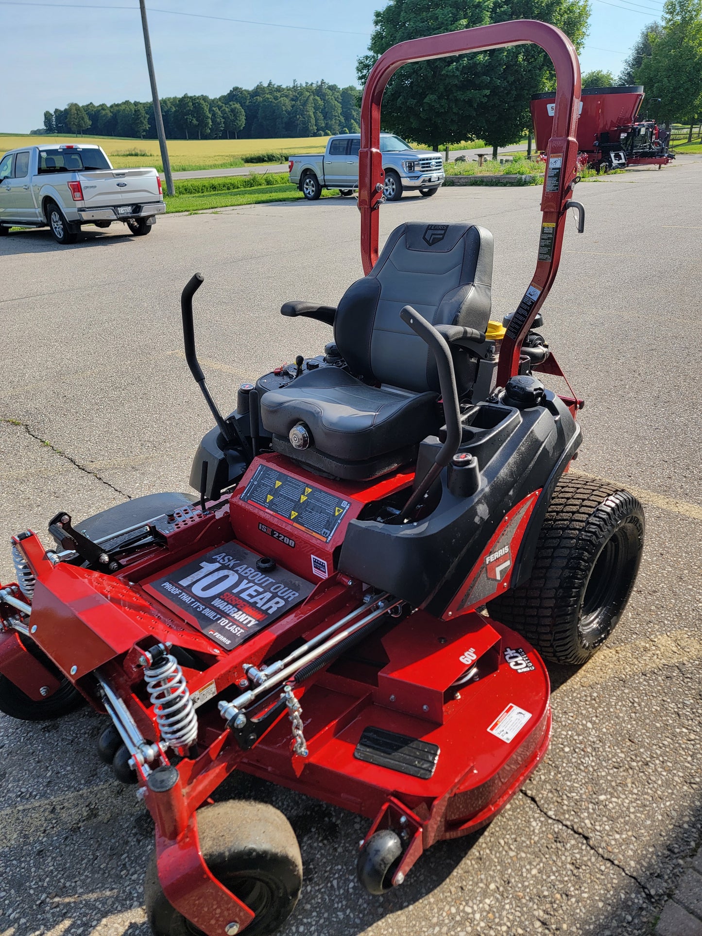 Ferris ISX™ 2200  28 gross hp* Vanguard 810cc EFI OGS w/ 52" Deck & Sus. Seat - Model#5902157