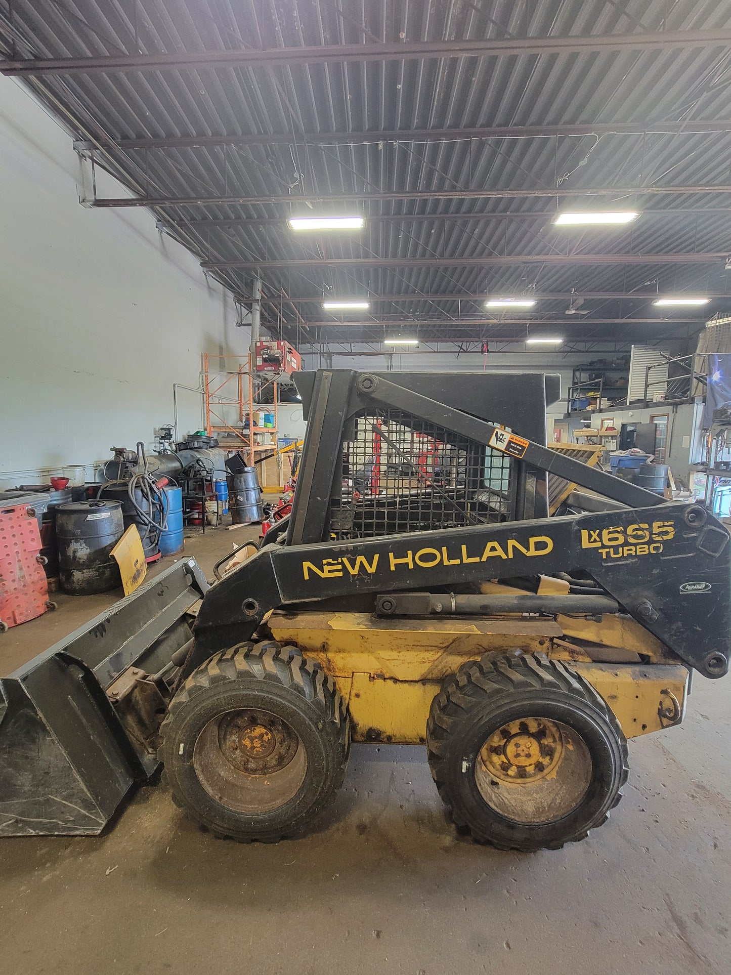 1998 New Holland Skid Steer Stock# 104126. 3100 Hrs Used - New Tires - Model LX665