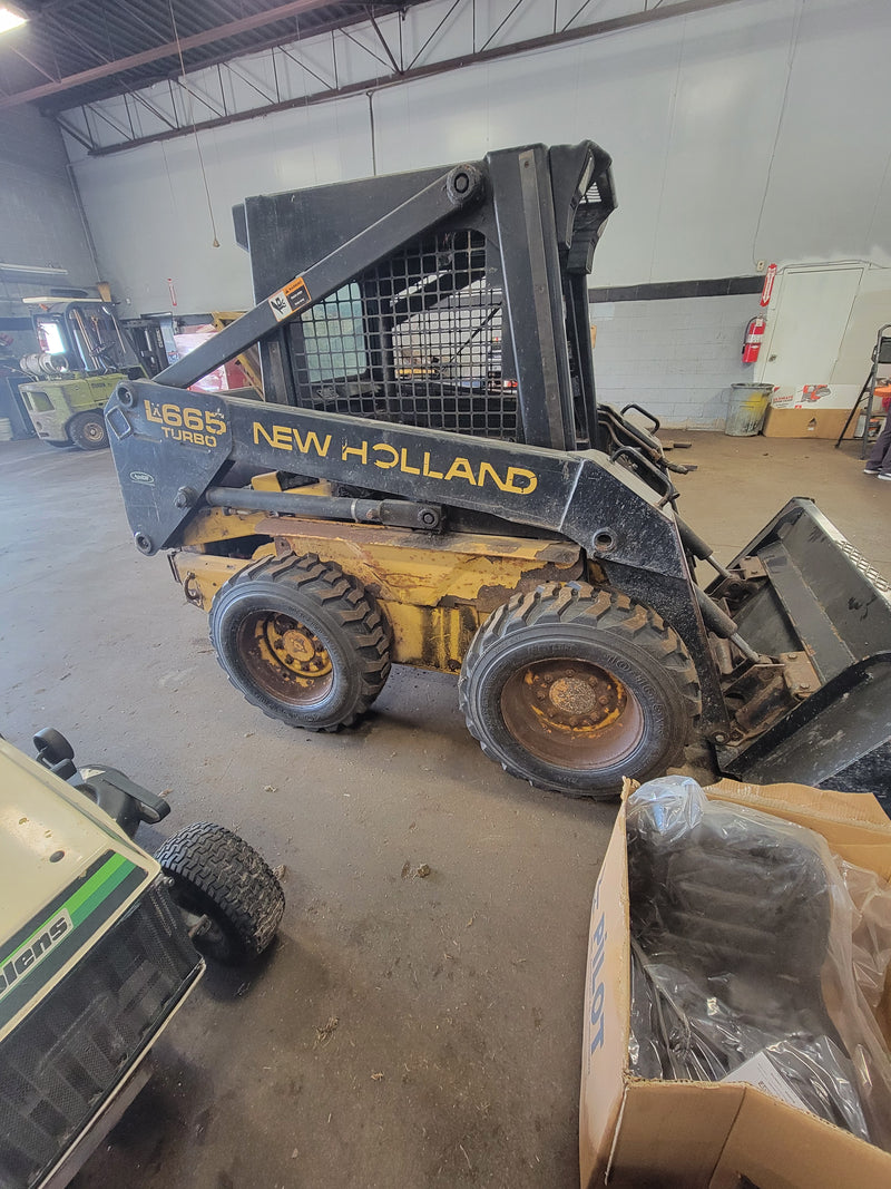 1998 New Holland Skid Steer Stock# 104126. 3100 Hrs Used - New Tires - Model LX665