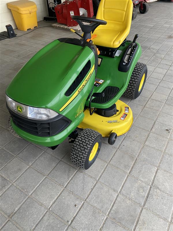 USED John Deere LA110 Lawn Tractor